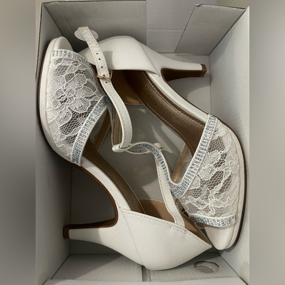 White open toe heel pumps (size 7)
